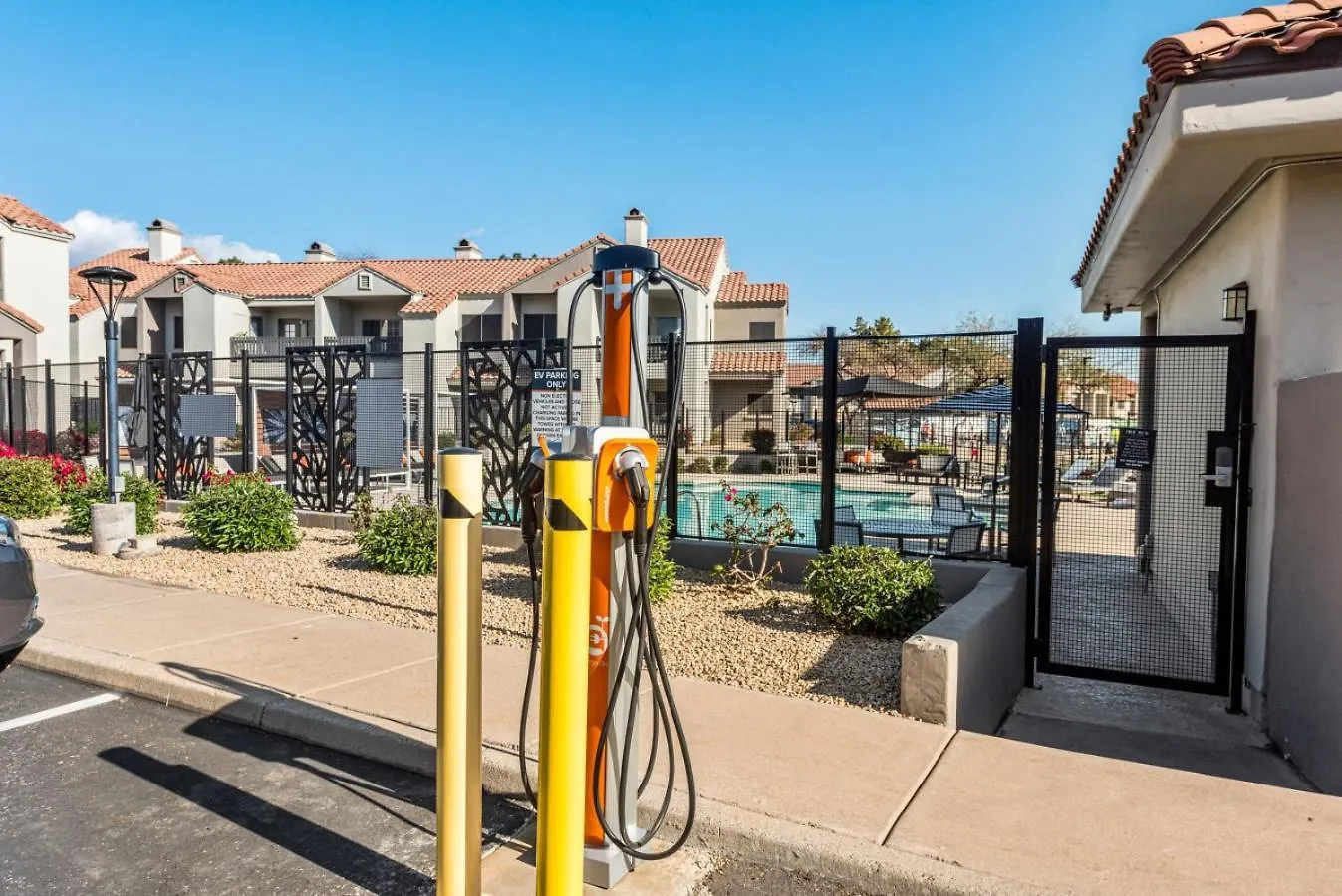 Pet-Friendly Scottsdale Pool Basketball Court 0*,